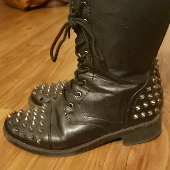 Spiked boot - Picture 1 of 3